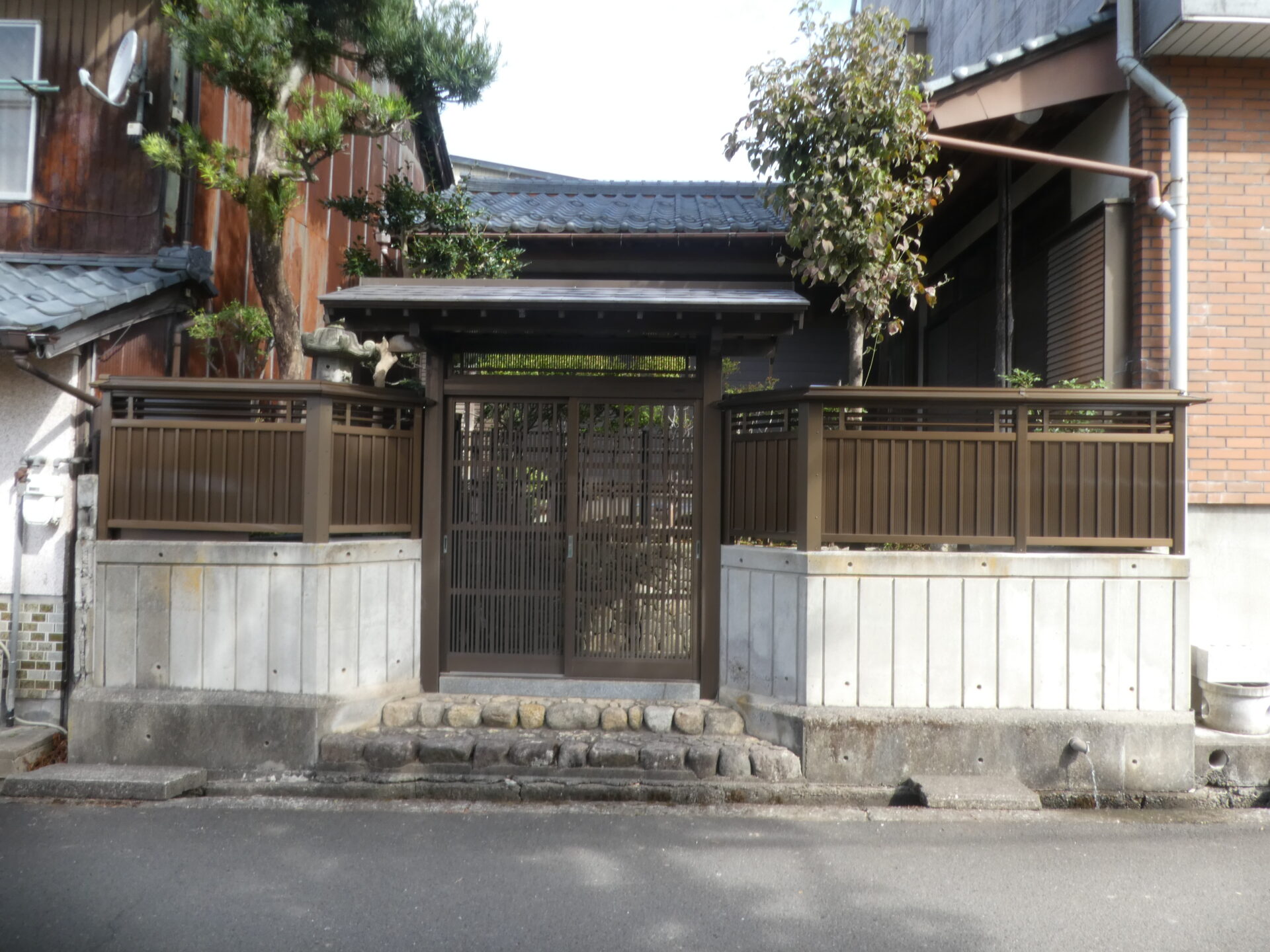 青木邸の玄関数寄屋造りの付帯フェンス改門を改修